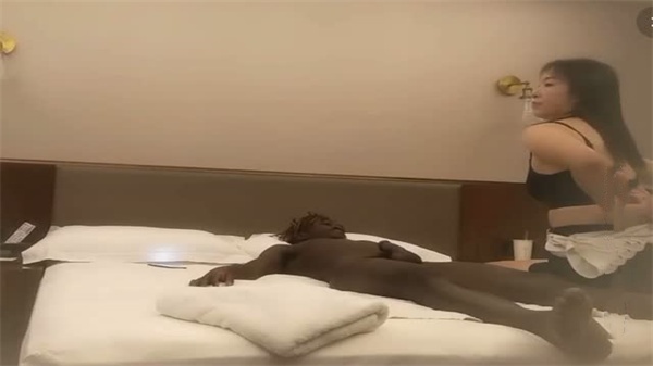 钟爱熟女！老黑重金约炮马尾风骚熟妇，激情啪啪高潮迭起